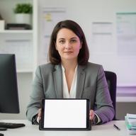 Coordinatore servizi con tablet e check list in un ufficio ordinato