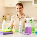 Operatrice sorridente in una cucina luminosa con prodotti ordinati e superfici pulite